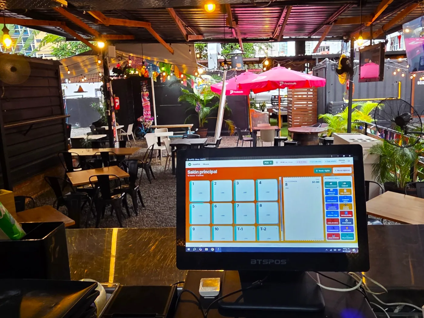 Terminal táctil con HubPOS mostrando el plano de mesas del salón de Alessia Express