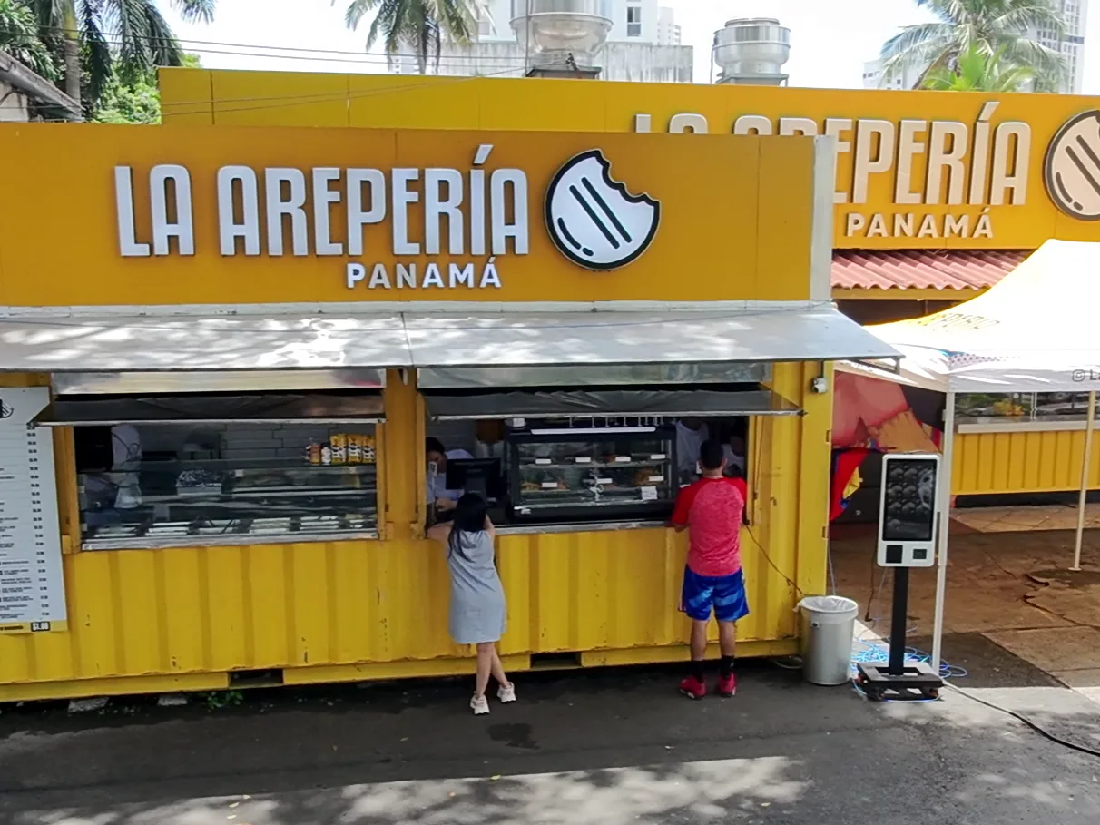 El local de La Arepería Panamá con el kiosco de autoservicio afuera, junto a la ventanilla de despacho