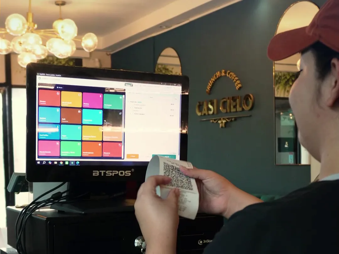 Pantalla de HubPOS en la caja de Casi Cielo mientras se entrega el recibo recién impreso con su código QR