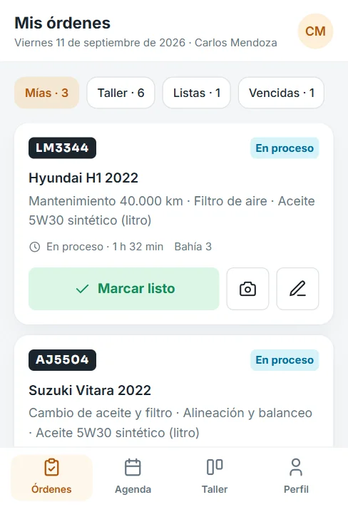 El mecánico trabaja desde su celular